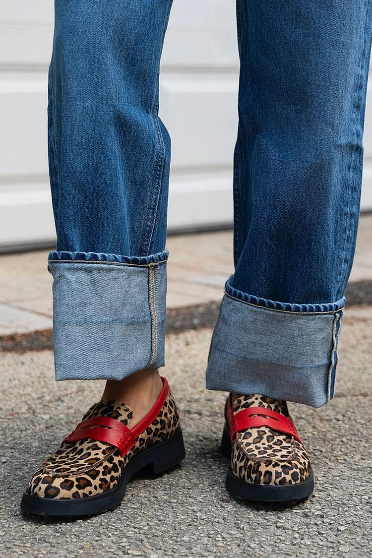 MOCASÍN CON ESTAMPADO DE LEOPARDO Y DETALLE ROJO
