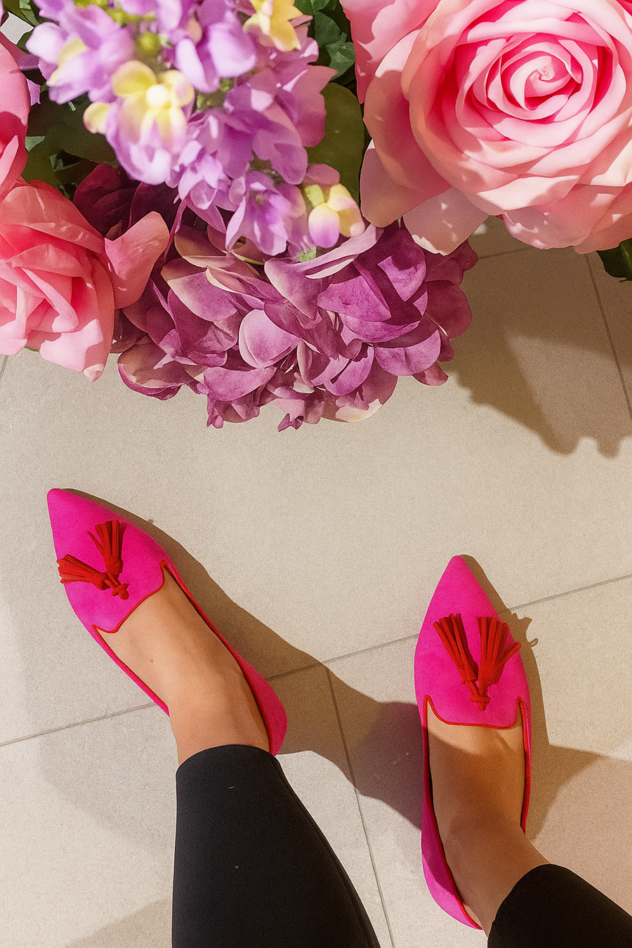 Mocasín puntiagudo rosa con borlas