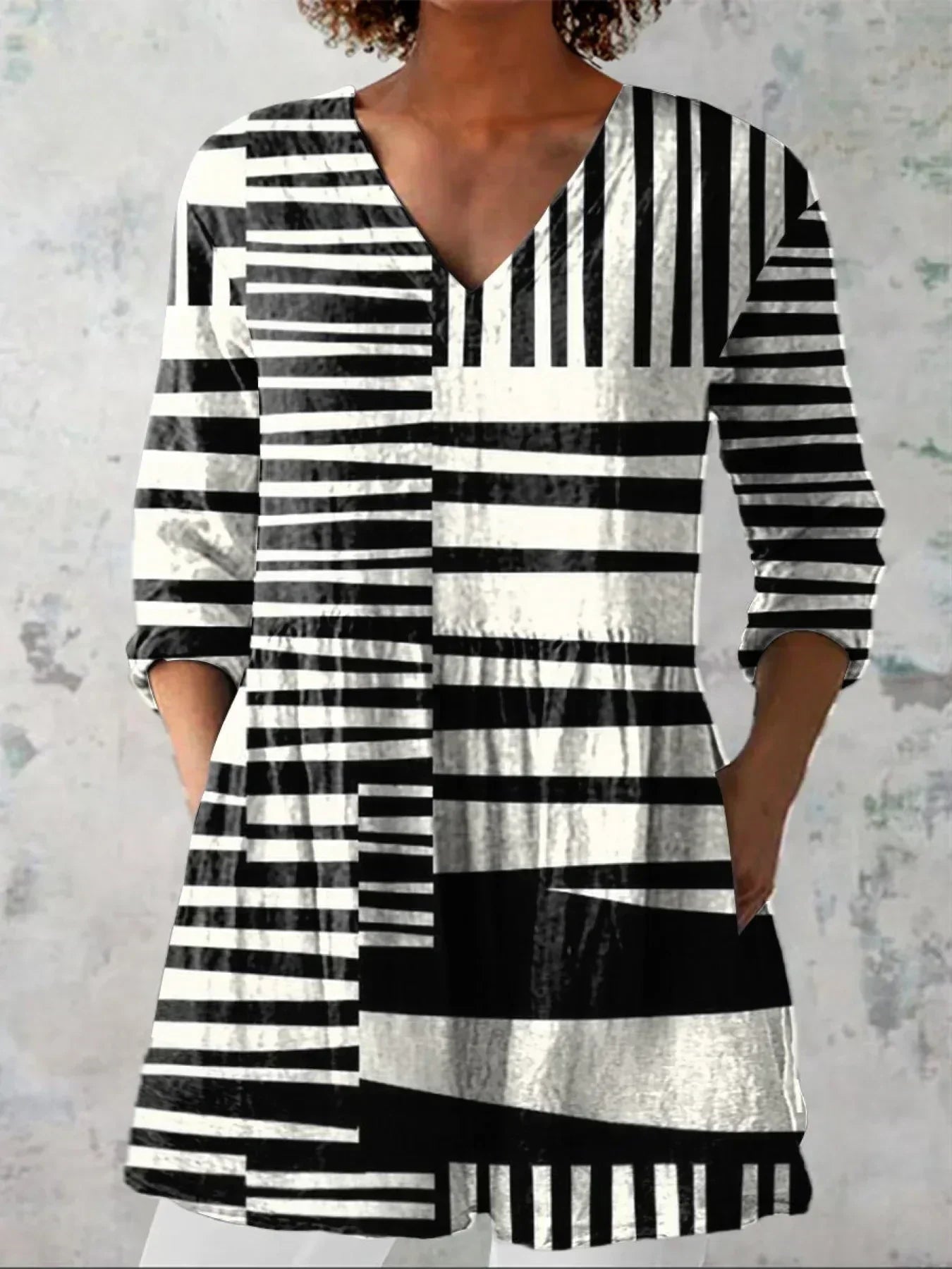 Evelyn | Abstract Stripe V-Neck Shirt