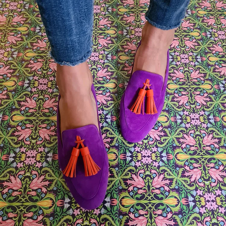 MOCASINES MORADOS CON BORLAS