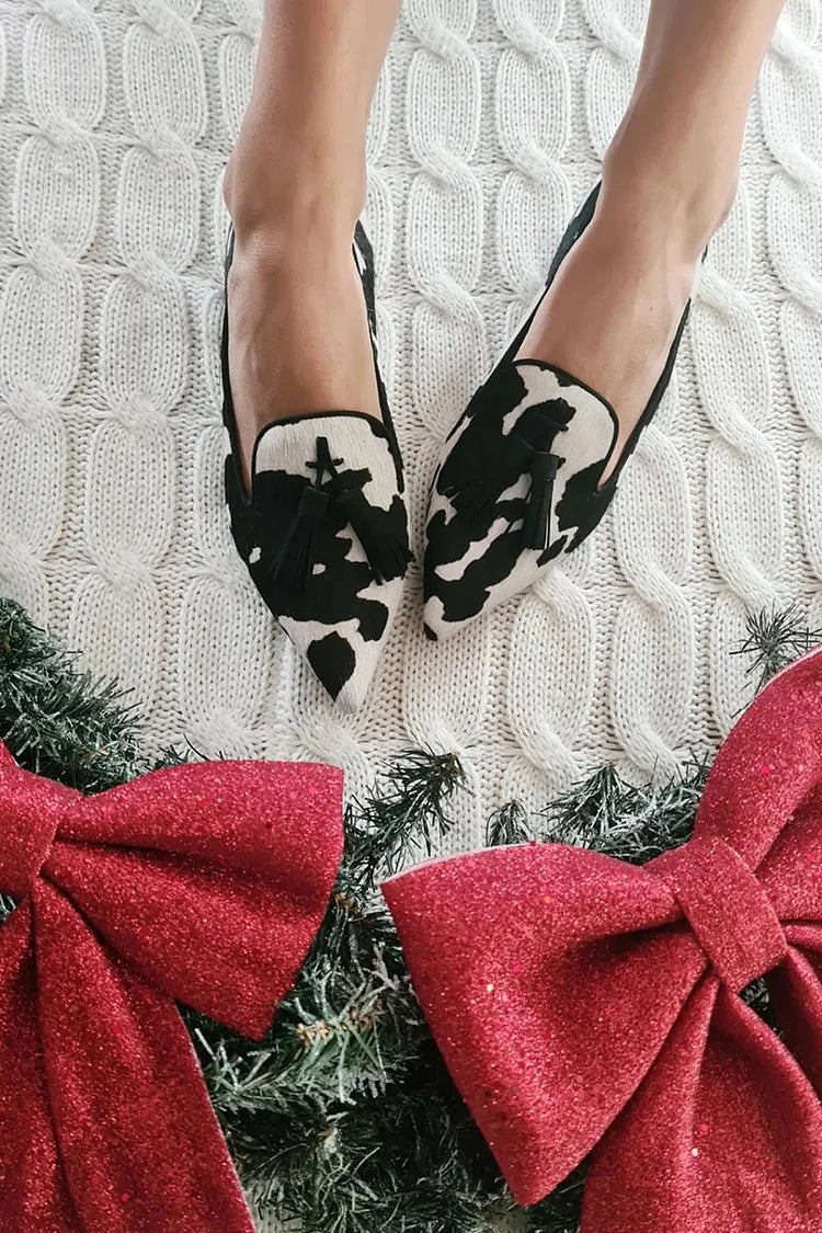 MOCASINES CON ESTAMPADO DE VACA Y BORLA