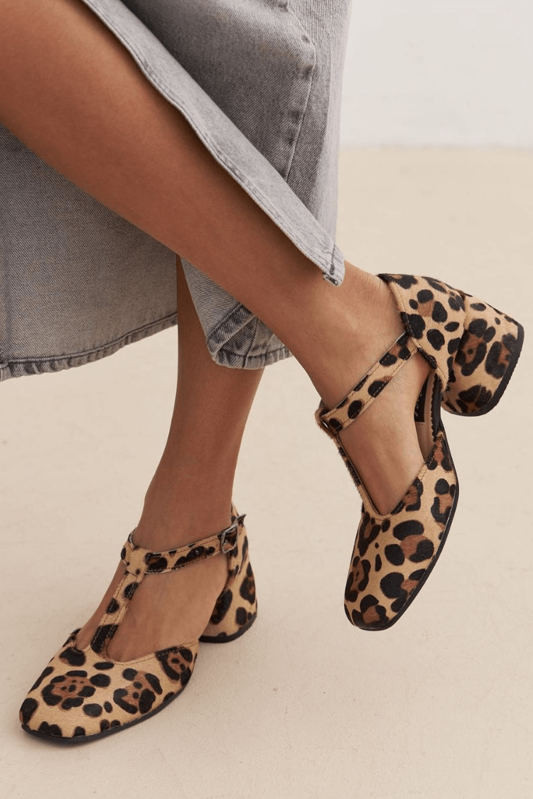 Tacones de bloque con tira en T y estampado de leopardo