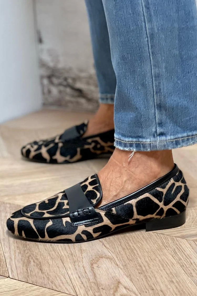 MOKASÍNY SE ZVÍŘECÍM POTISKEM A ELEGANTNÍM DETAJLEM