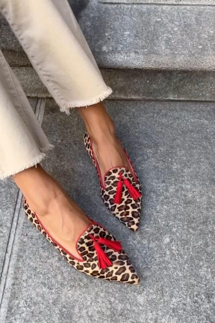MOCASÍN PUNTIAGUDO CON FLECOS ROJOS