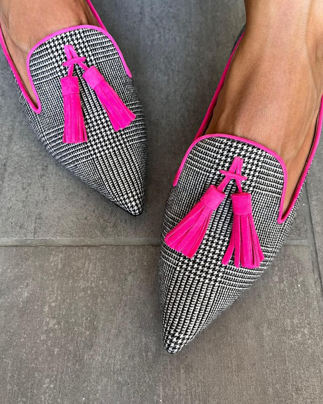 MOCASÍN PUNTIAGUDO CON FLECOS FLÚOR