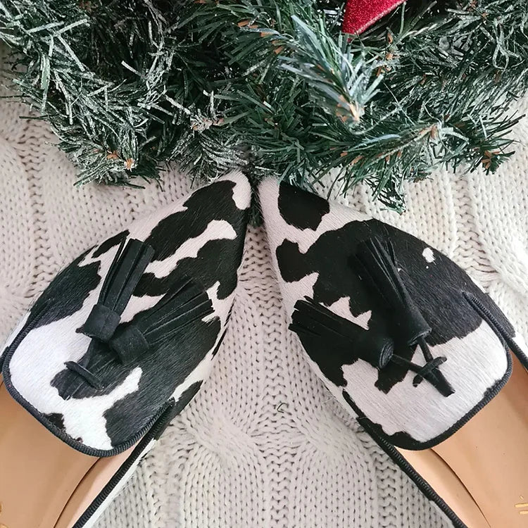 MOCASINES CON ESTAMPADO DE VACA Y BORLA