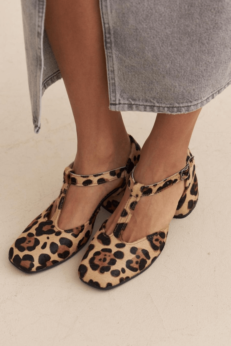 Tacones de bloque con tira en T y estampado de leopardo