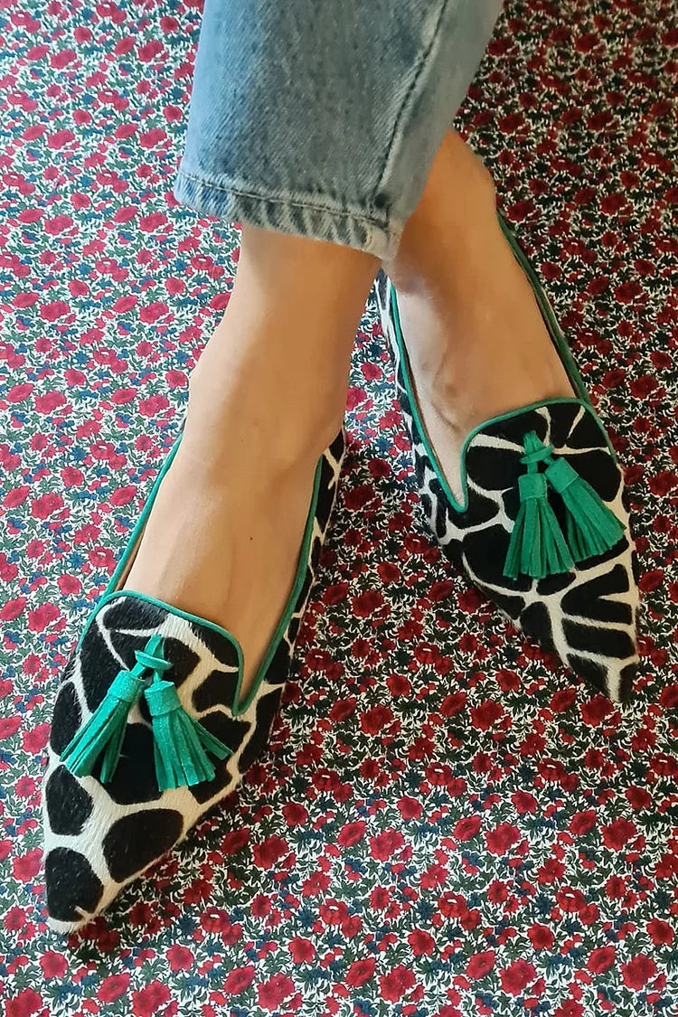 MOCASÍN PUNTIAGUDO CON ESTAMPADO DE JIRAFA Y FLECOS VERDES