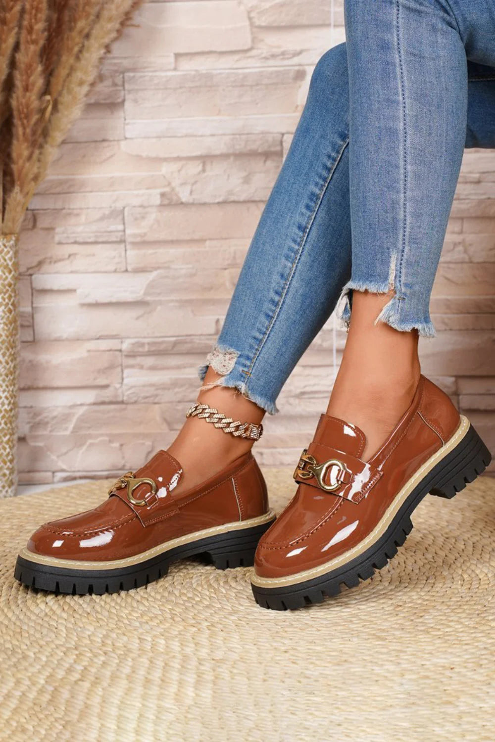 Contrast Horsebit Buckle Decor Glossy Patent Leather Round Toe Loafers