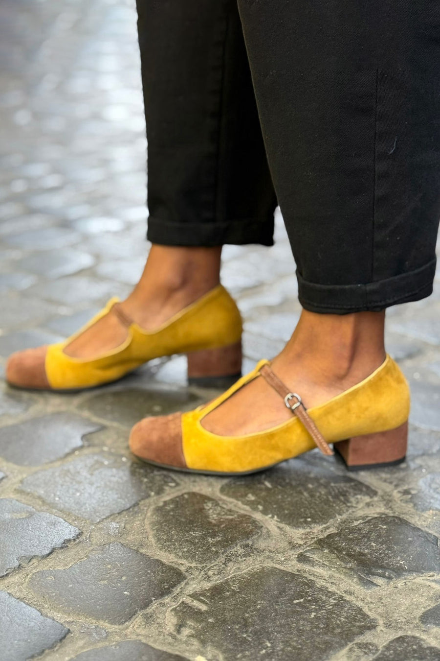 Talons épais jaunes à bout rond avec sangle en T à boucle et empiècements de couleur [Précommande]