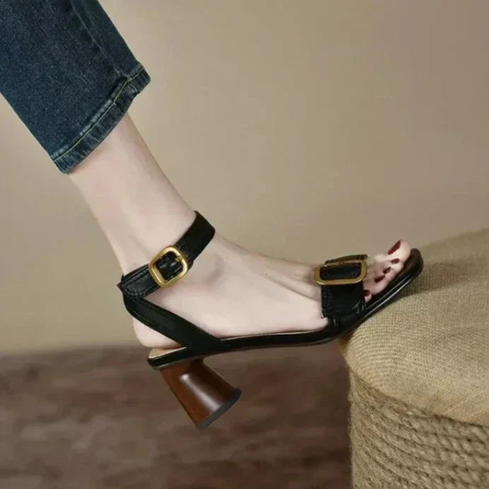 Naomi: Stylové sandály