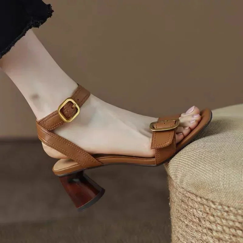 Naomi: Stylové sandály