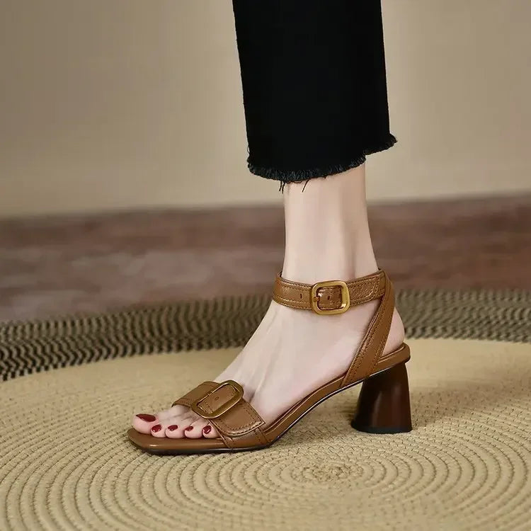 Naomi: Stylové sandály
