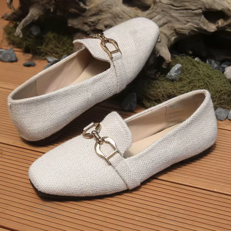 Mocasines blancos con detalle dorado