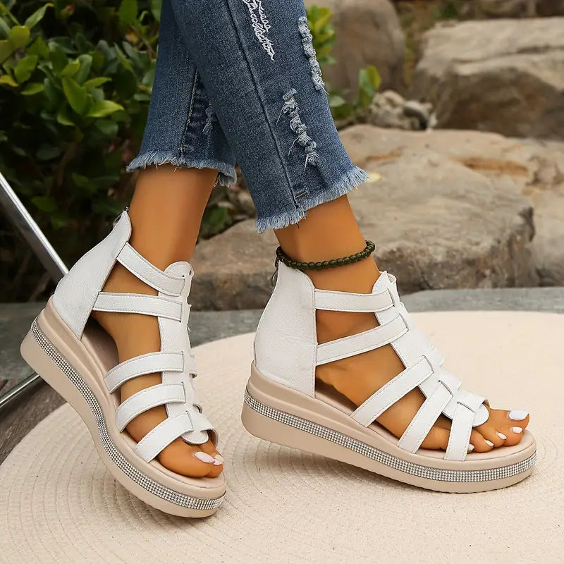 CHLOE – Elegantní sandály na klínku