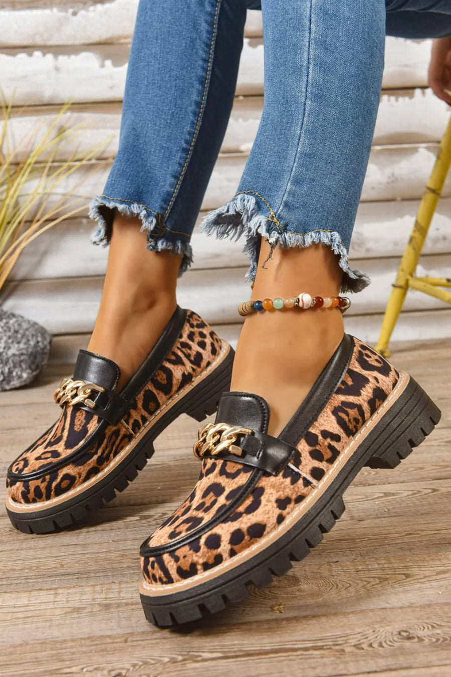 Mocassins compensés à plateforme, motif léopard, liseré contrastant et décor chaîne, bout rond