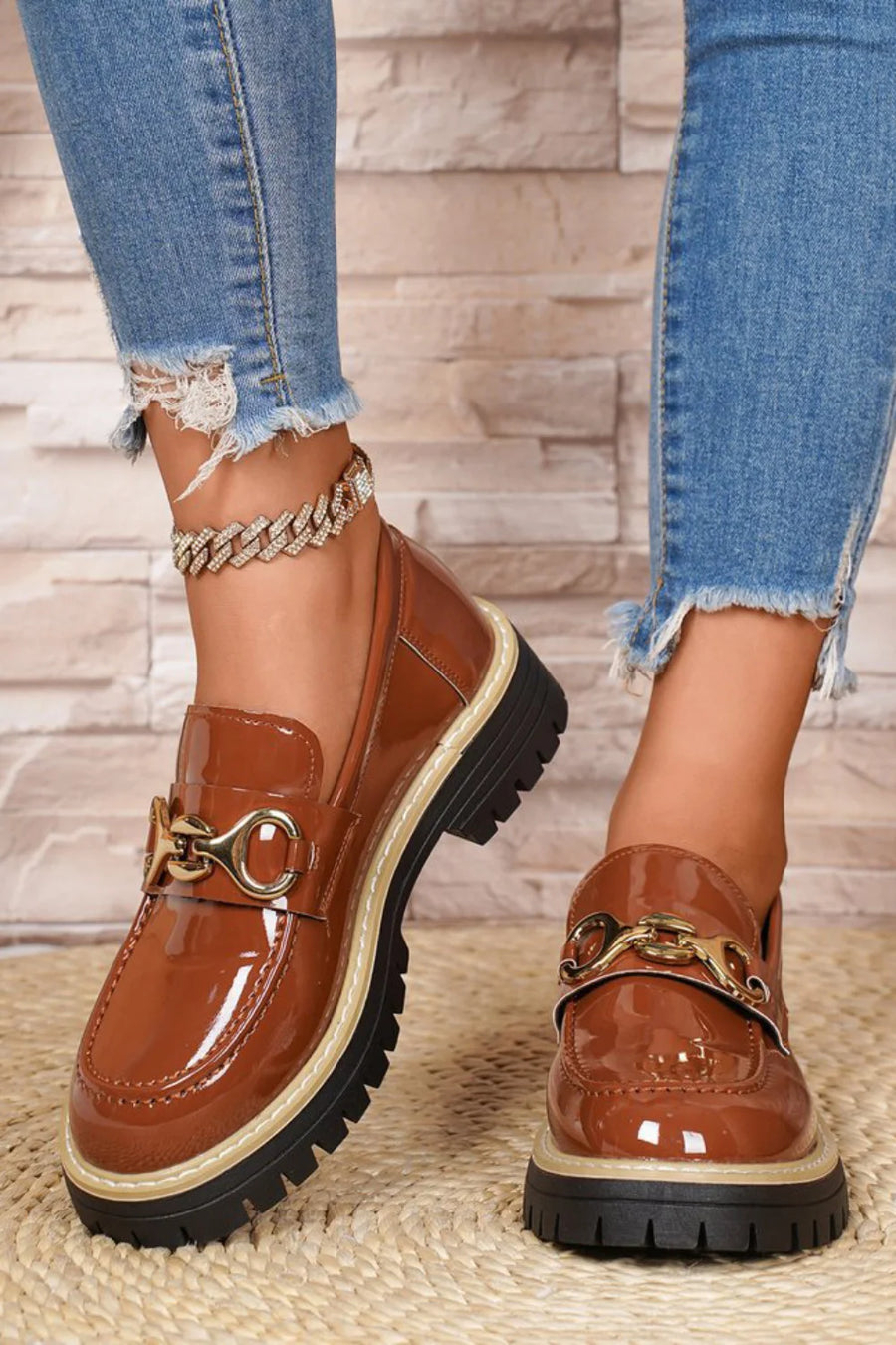 Mocassins ronds en cuir verni brillant avec boucle mors de cheval contrastante