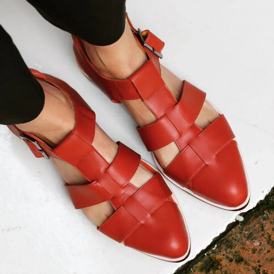 Ballerines plates ajourées à brides croisées et bout pointu